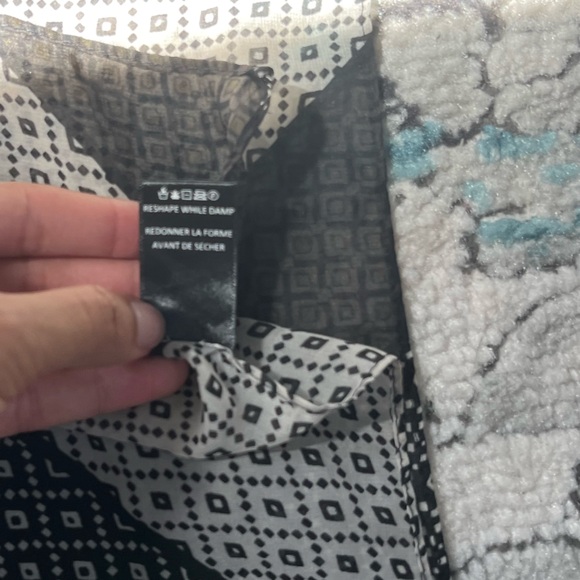 Le Château Scarf - Picture 3 of 9